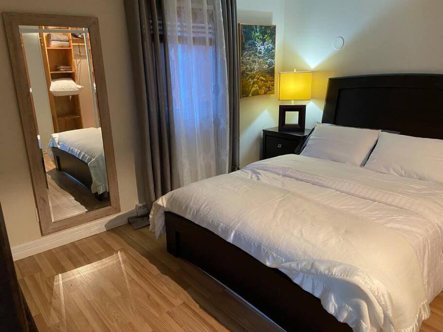 Adorable 2-Bedroom Guesthouse With Free Parking Victoria Esterno foto