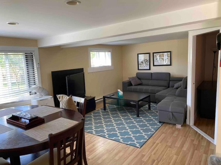 Adorable 2-Bedroom Guesthouse With Free Parking Victoria Esterno foto