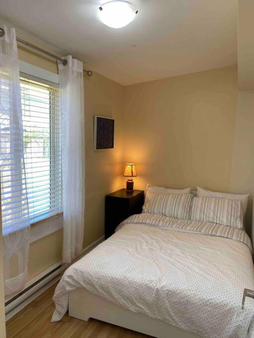 Adorable 2-Bedroom Guesthouse With Free Parking Victoria Esterno foto