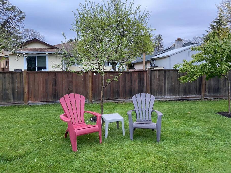 Adorable 2-Bedroom Guesthouse With Free Parking Victoria Esterno foto