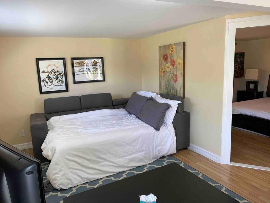 Adorable 2-Bedroom Guesthouse With Free Parking Victoria Esterno foto