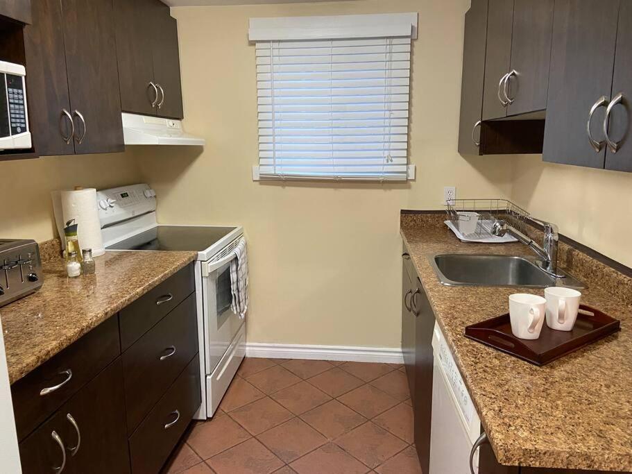 Adorable 2-Bedroom Guesthouse With Free Parking Victoria Esterno foto